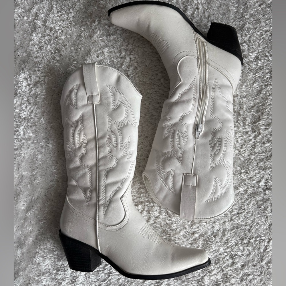 Elegant White Heeled Boots